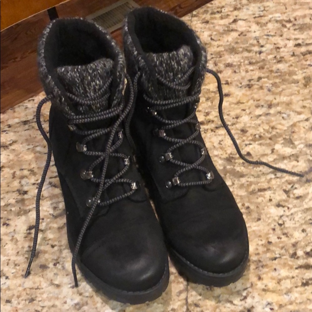 Ladies Universal Thread lace-up boots